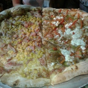 Pizza Mediterranea combinada con primavera.