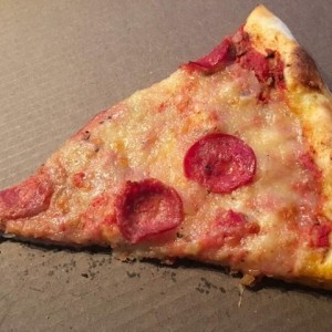 Slice de Pepperoni, Regular, el Pepperoni de baja calidad y muy poco