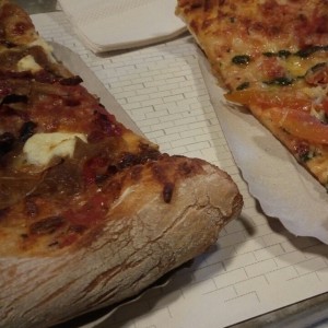 pizza de queso de cabra, cebolla caramelizada y tomates asados / pizza de pesto , tomates dulces y parmesano