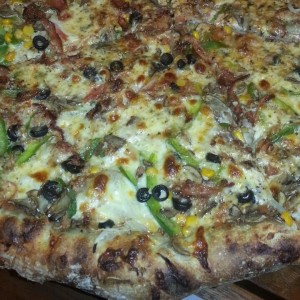 pizza vegetariana con tocineta