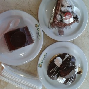 Brazo gitano de chocolate, selva negra y profisteroles.