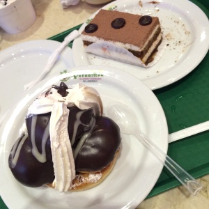 Profiterol de chocolate, tiramisu y tres leches