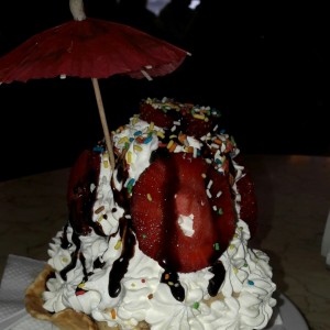 helado 3 sabores con crema ?