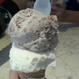 Helado de oreo y chocolate blanco
