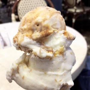 Helado de vainilla y dulce de leche.