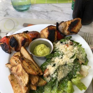 beusquetas de pollo con papas rusricas y ensalada cesar 