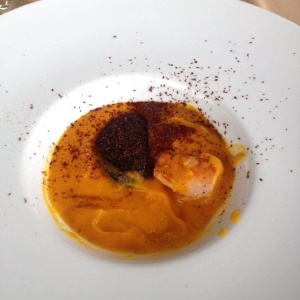 Sopa de zanahoria con cacao y reduccion de fresas
