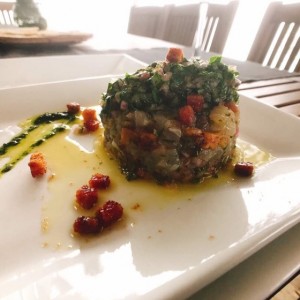 Autana de Laulau, con platano maduro ahumado y sorpresa de aguacate