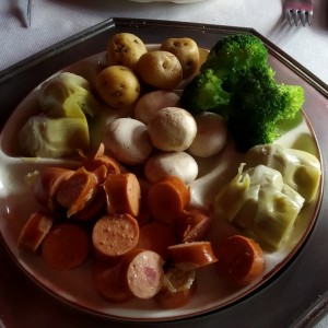 salchichas y vegetales para el fondue de queso 