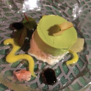 Torre de cangrejo y guacamole