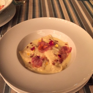 Raviolis de alcachofa con queso manchego y jamon serrano