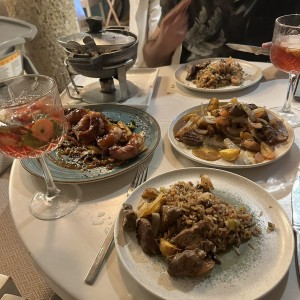 Arroz chaufa, langostinos y lomo salteado 