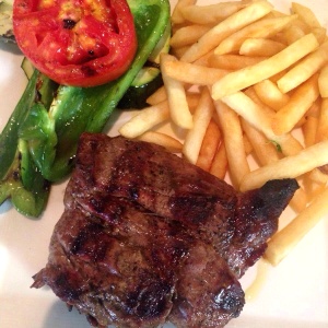 Solomito 300gr con verduras a la parrilla y papas fritas