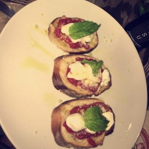 Bruschettas con queso de bufala