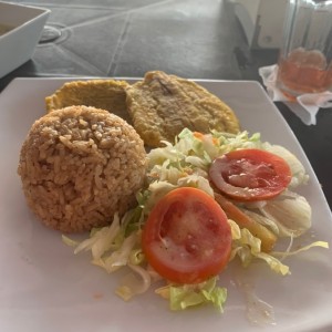 arroz con coco, patacones y ensalada