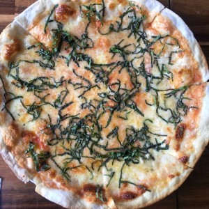 pizza 4 quesos con albahaca pero solo traia 2 quesos