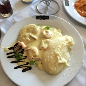 Langostinos en salsa 4 quesos y pure de papa