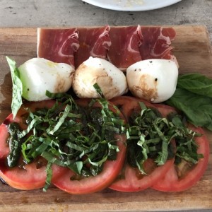 ensalada caprese con jamon serrano