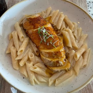 pasta en salsa alfredo con pollo a la naranja 9/10