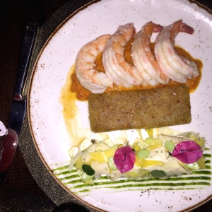 Langostinos con enyucado y ensalada de mango biche
