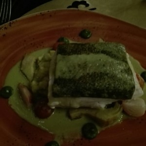 robalo en costra. verde con salsa de puerro
