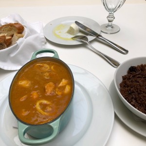 Cazuela de pescado y mariscos