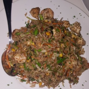 Arroz al wok con vegetales y langostinos