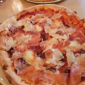 Pizza de proscioutto y dátiles