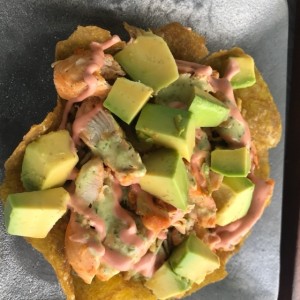 patacon con pollo y aguacate