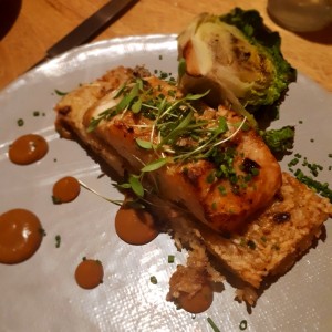 pescado sobre arroz crispy