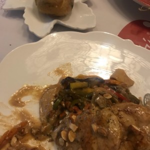 pollo con almendra y manzana