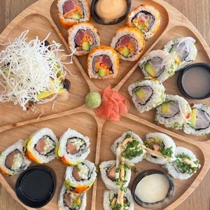 bandeja con 4 tipos de rolls buenisisma