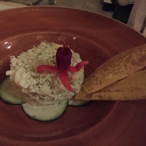 remulade de jaiba. chips de platano fritos de hace horas, incluso días