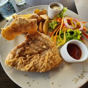 Corvina apanada con salsa tártara.