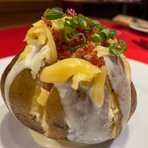 Papa rellena de queso y tocineta 