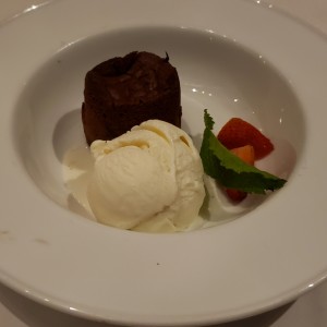 Helado de vainilla con tarta de chocolate