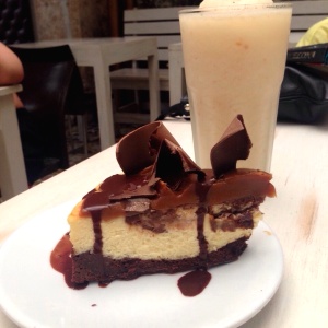 Cheesecake de dulce de leche y frappe de lychee