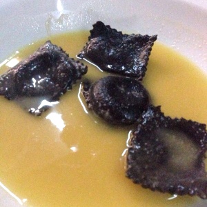Ravioli con tinta de calamar y queso manchego