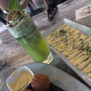 Tiradito y croquetas de pescado