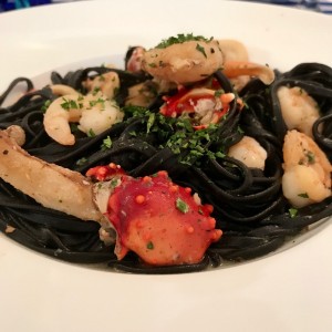 Pasta tinto calamar con mariscos