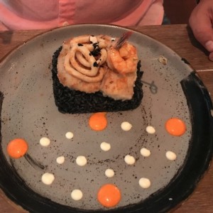 pescado con arroz negro