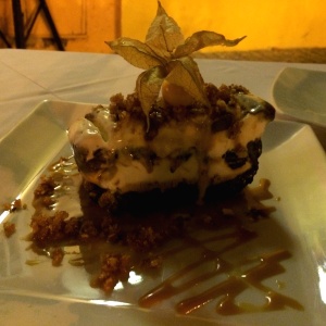 Postre de oreos con helado de vainilla, caramelo y nueces