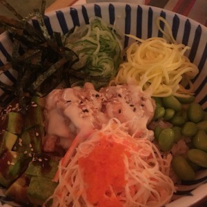 entrada de salmon con arroz cangrejo aguactae y fideos de arroz