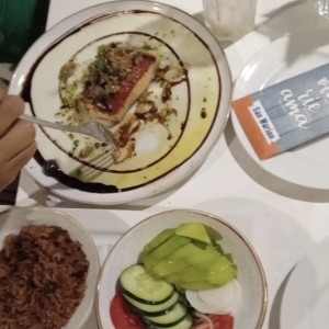 salmón  con arroz con coco y vegetales mixtos