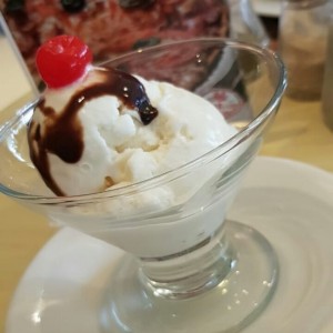 Bola de helado de vainilla.