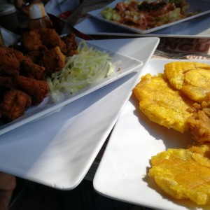 langostinos apanados acompañados de patacones y arroz con coco