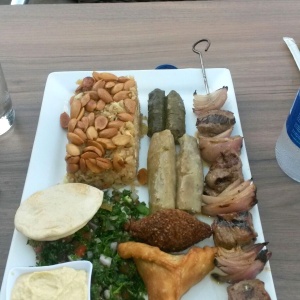Plato mixto con brochetas