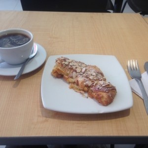 Americano y croissant de almendras