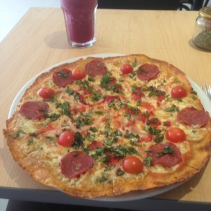 Jugo de uva y pizza "la gustosa"