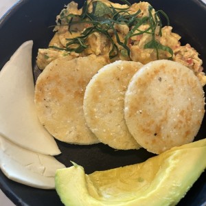 Huevis arepas queso aguacate 